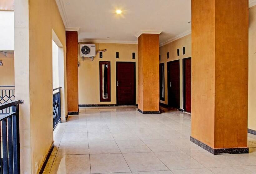 Отель V Ar House By Oyo