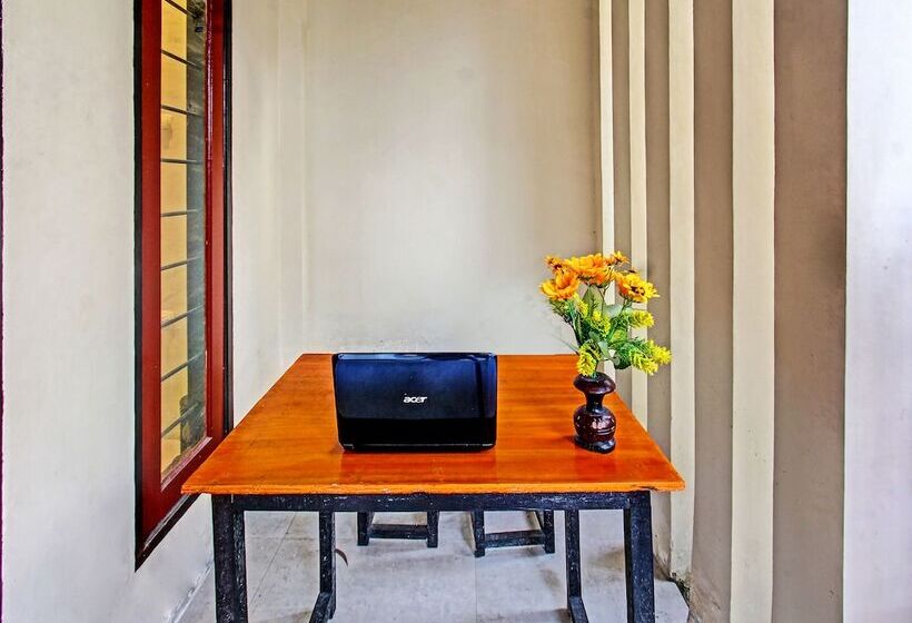 Отель V Ar House By Oyo