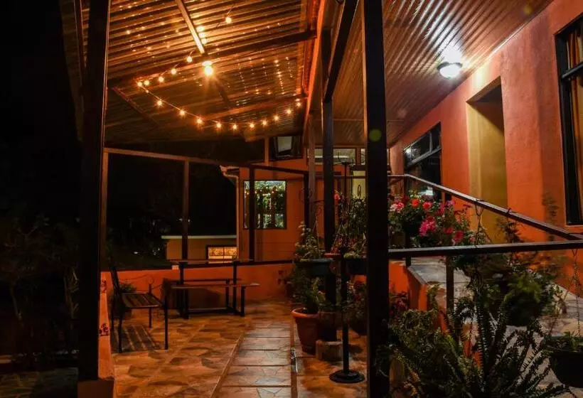 Hotel Cabinas Eddy B&b