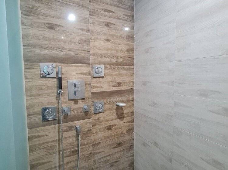 Hotel Srina Forest Roar