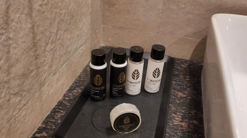 Hotel Srina Forest Roar