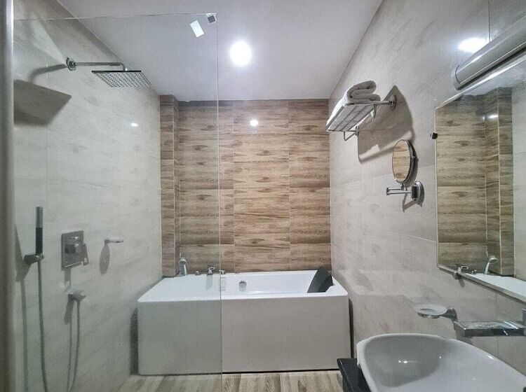 Hotel Srina Forest Roar