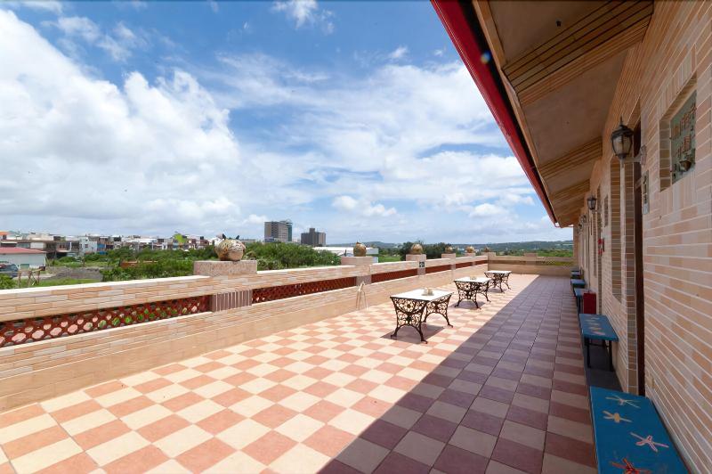 تختخواب و صبحانه Family Pottery