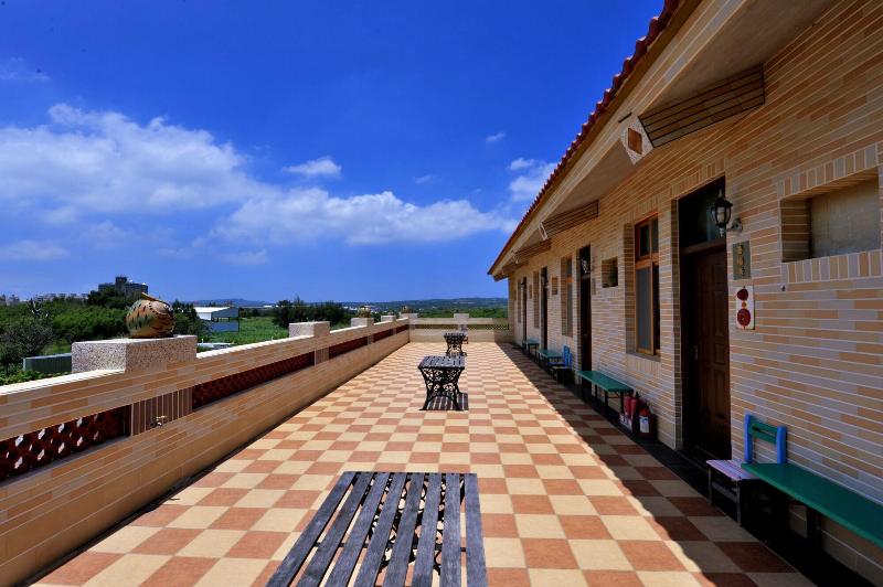 تختخواب و صبحانه Family Pottery