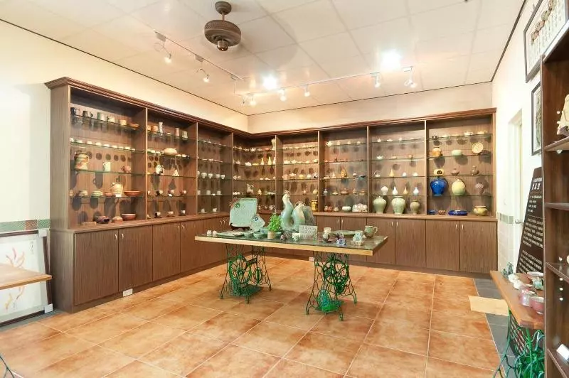 تختخواب و صبحانه Family Pottery