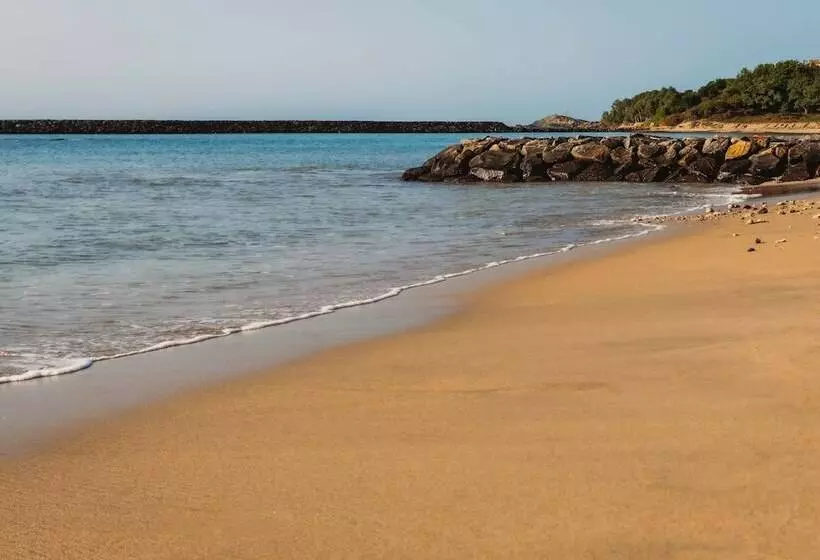 Hotelli Ananthaya Beach