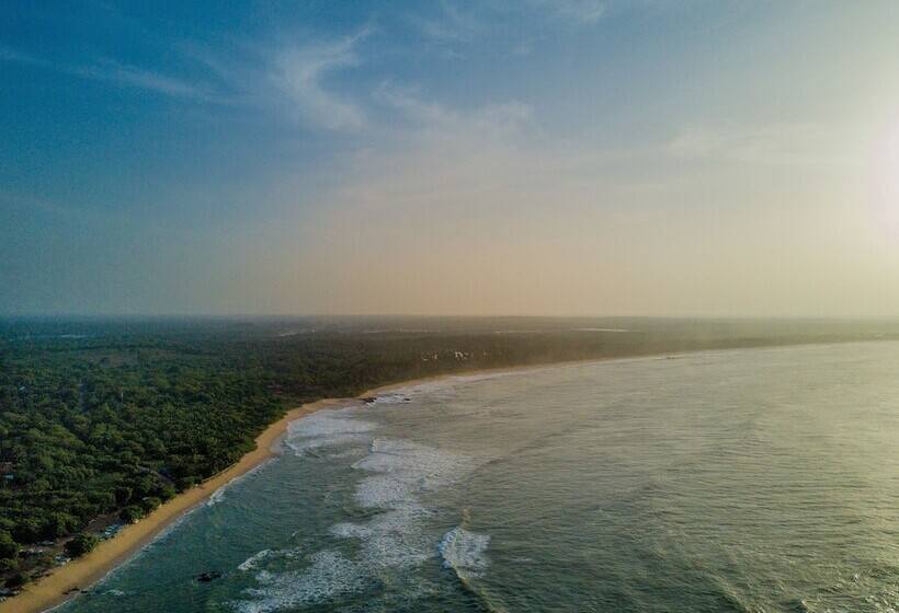 בית מלון כפרי Ananthaya Beach