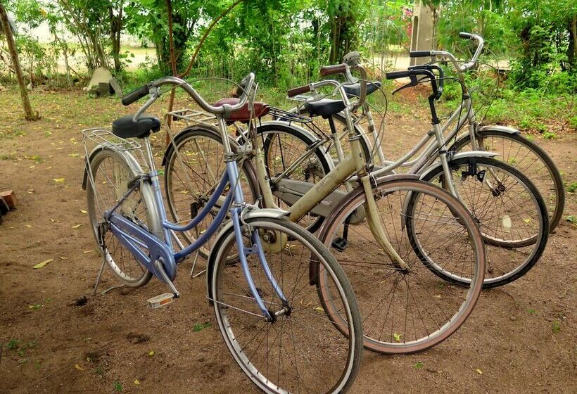 בית מלון כפרי Ananthaya Beach