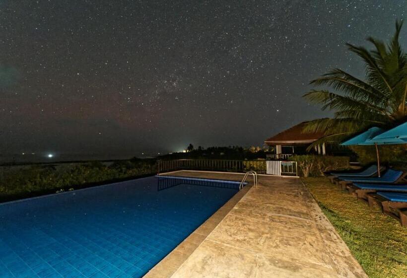 בית מלון כפרי Ananthaya Beach