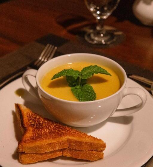 בית מלון כפרי Ananthaya Beach