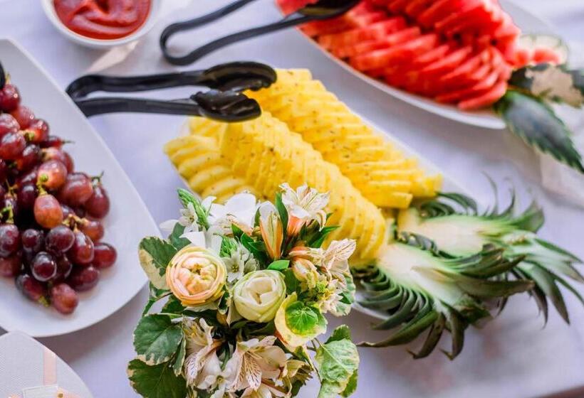 בית מלון כפרי Sayura Beach