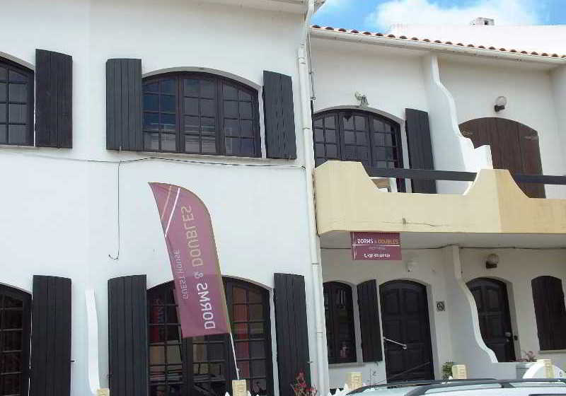 ベッドアンドブレックファースト Dorms & Doubles