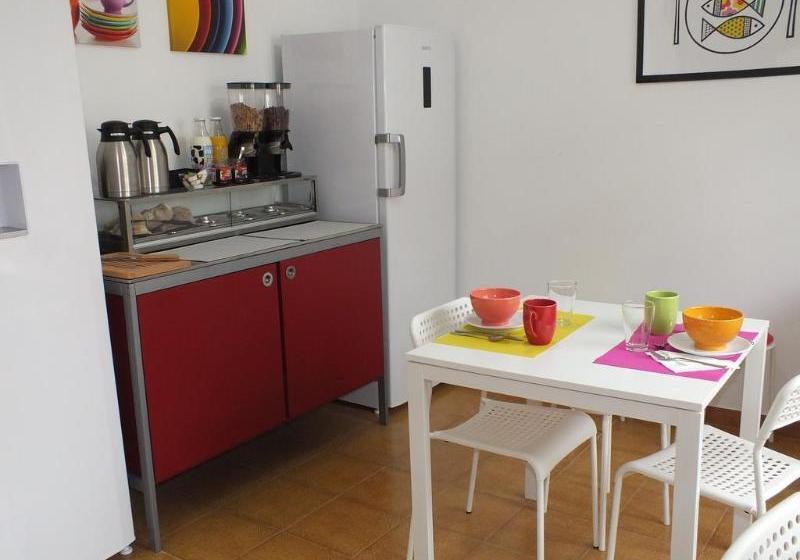 ベッドアンドブレックファースト Dorms & Doubles