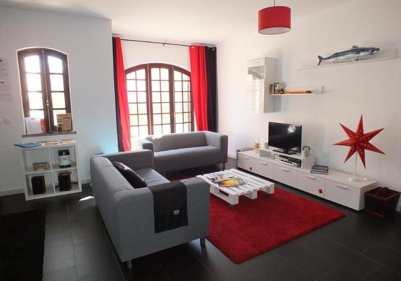 ベッドアンドブレックファースト Dorms & Doubles