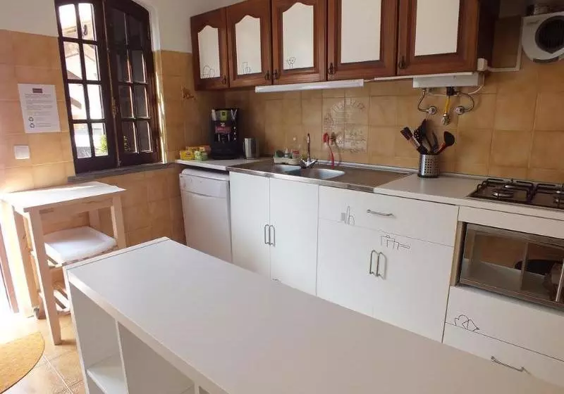 تختخواب و صبحانه Dorms & Doubles