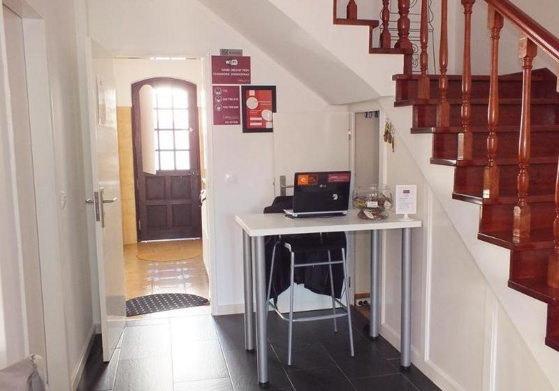 ベッドアンドブレックファースト Dorms & Doubles