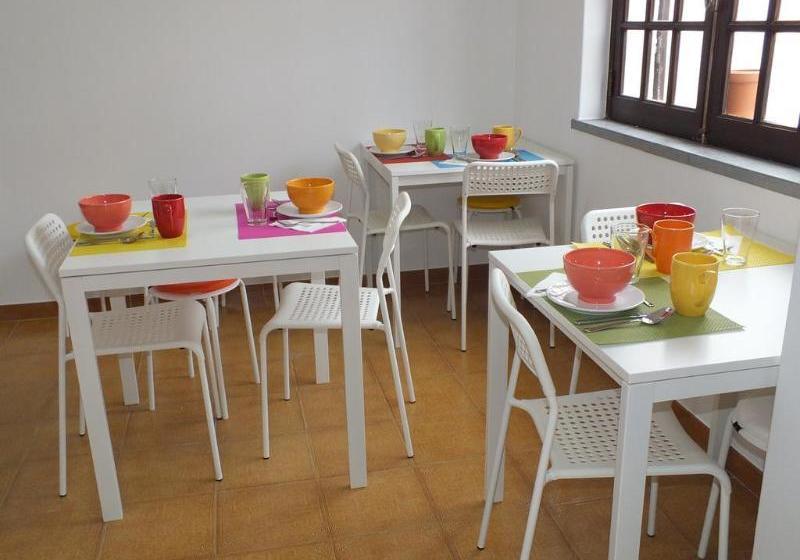 ベッドアンドブレックファースト Dorms & Doubles