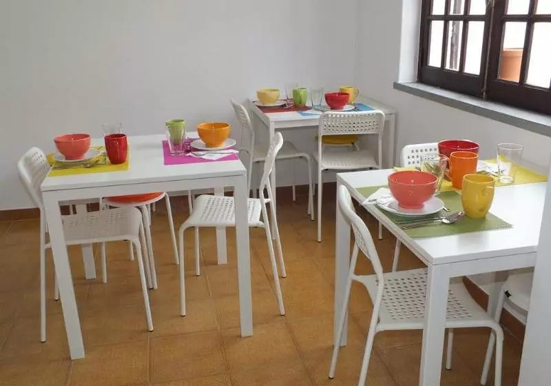 تختخواب و صبحانه Dorms & Doubles
