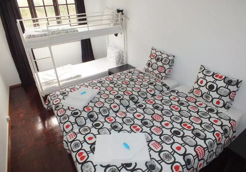 تختخواب و صبحانه Dorms & Doubles
