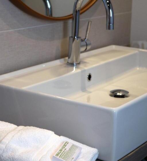 בית מלון כפרי 250 Main