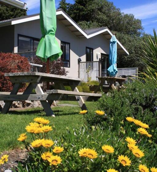 Pohara Beachfront Motel