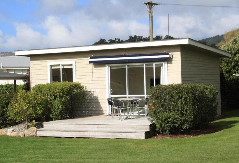 Pohara Beachfront Motel