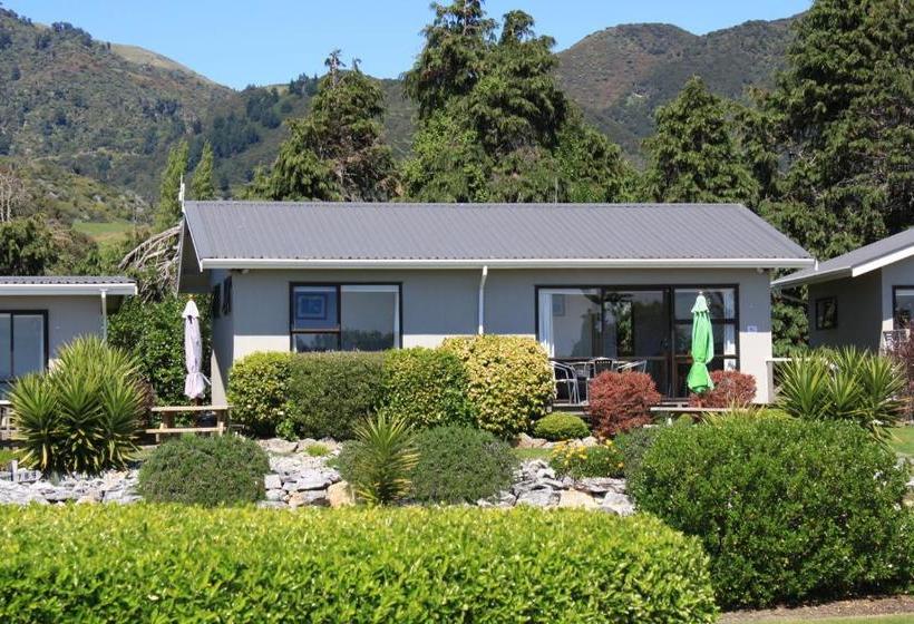 Pohara Beachfront Motel