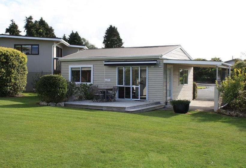 Pohara Beachfront Motel