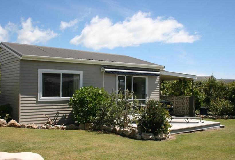 Pohara Beachfront Motel