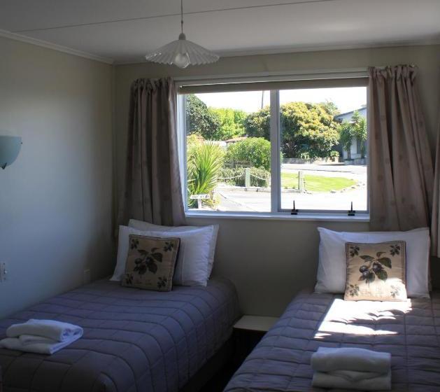 Pohara Beachfront Motel