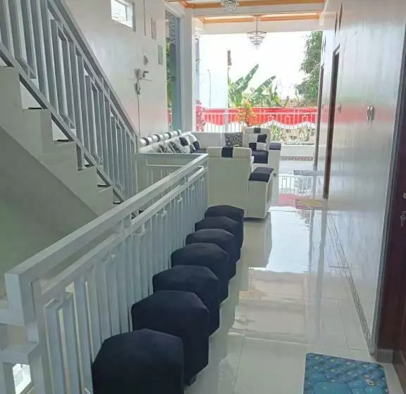 Retkeilymaja Spot On 93317 Wisma Ratu Syariah