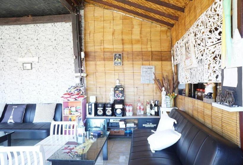 Hotell Collection O 93000 Karona Berg Homestay & Cafe