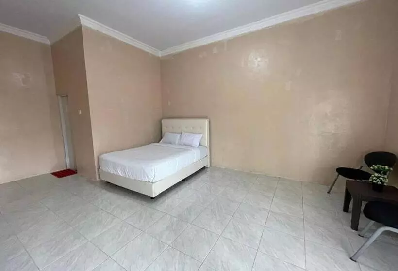 Hotelli Oyo 93033 Mutiara Homestay Syariah