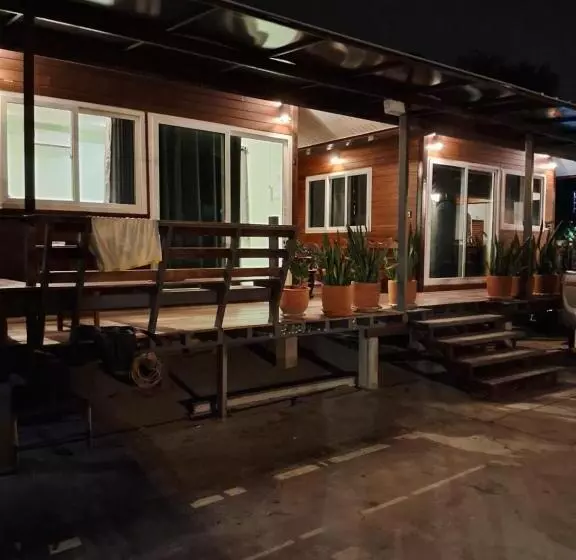 Aamiaismajoitus (B&B) Rabbit House แรบบิท เฮ้าส์