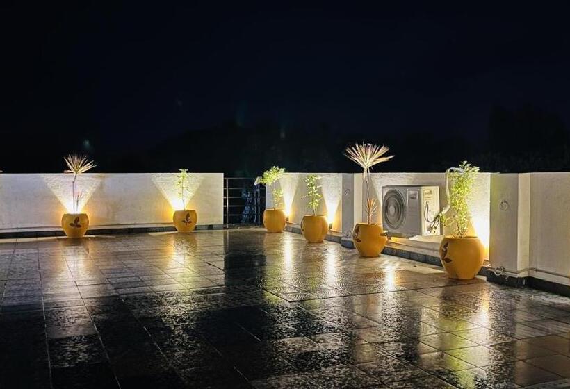 פנסיון Eden Beach Resort