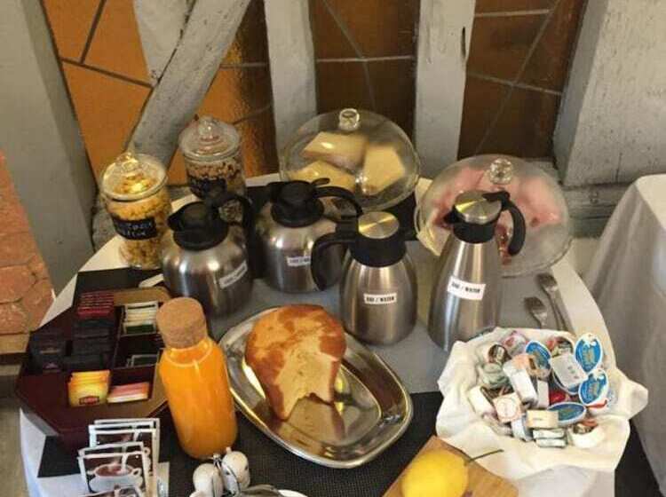 تختخواب و صبحانه Clos D Allonne