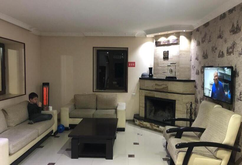 هتل Riverside Mestia