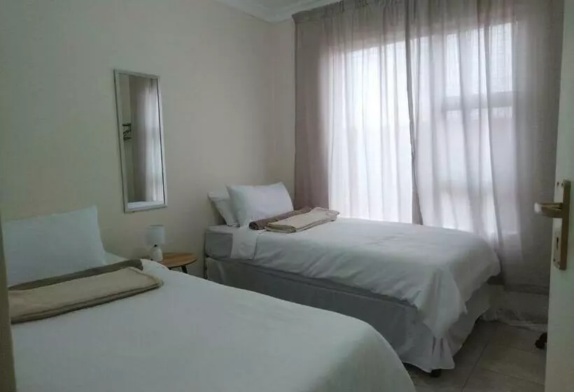 ユースホステル Moonlight Inn  206 Unit 1