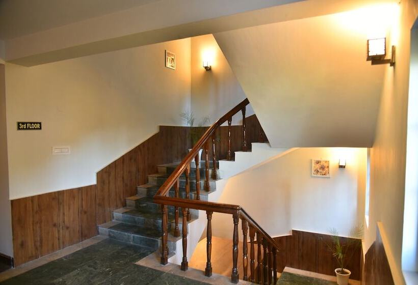 호텔 Kumaon Roop Resort