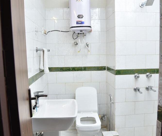 호텔 Kumaon Roop Resort