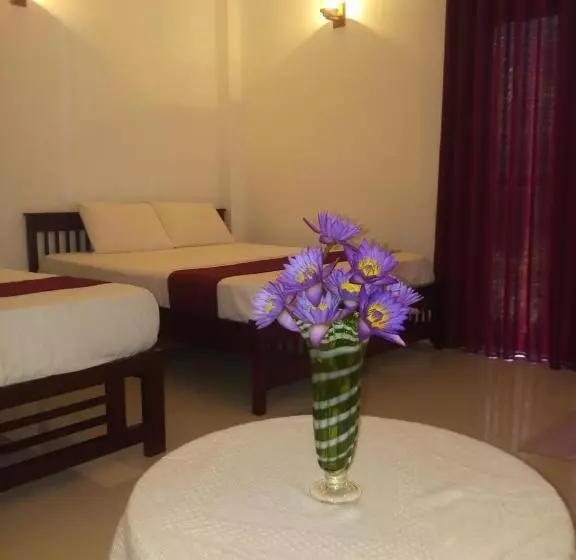 پانسیون Iwura Resort And Restaurant
