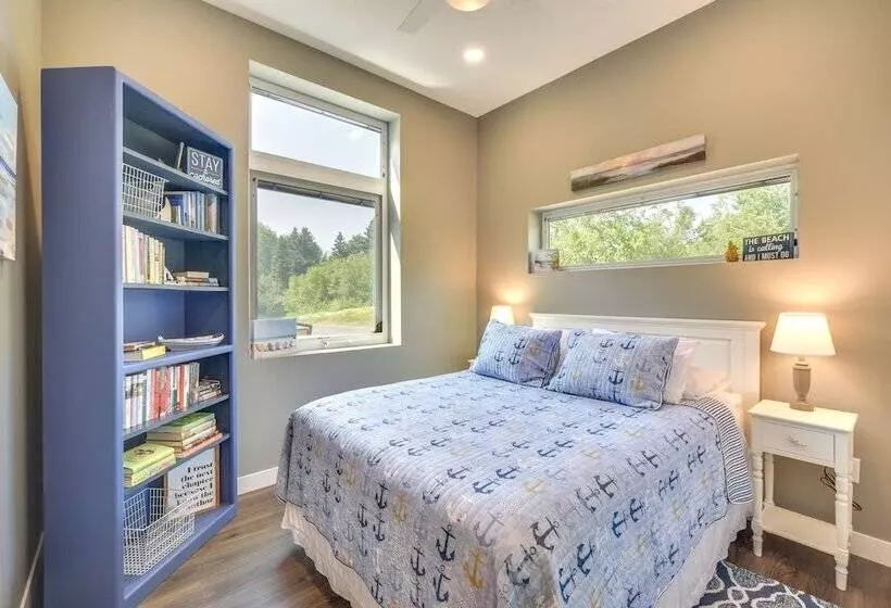 Cozy Cornucopia Retreat W/ Fire Pit & Grill!