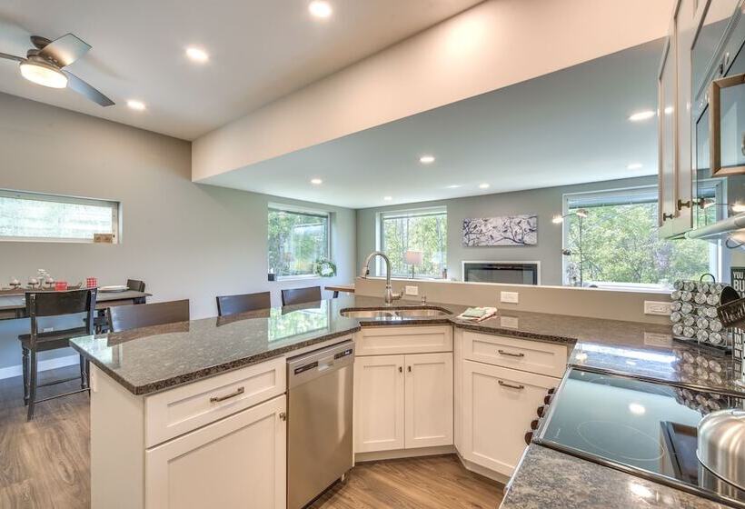 Cozy Cornucopia Retreat W/ Fire Pit & Grill!