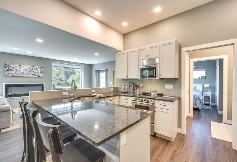 Cozy Cornucopia Retreat W/ Fire Pit & Grill!