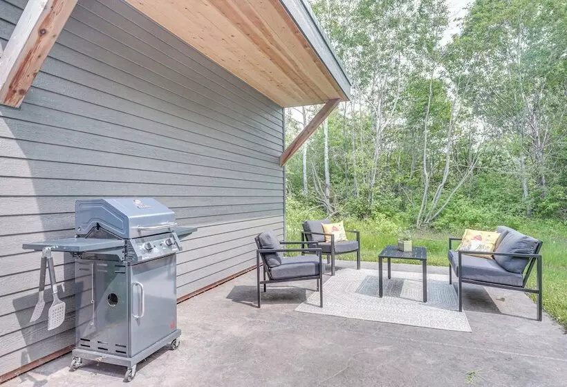 Cozy Cornucopia Retreat W/ Fire Pit & Grill!