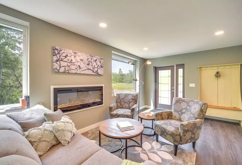 Cozy Cornucopia Retreat W/ Fire Pit & Grill!