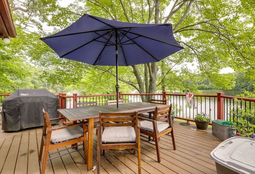 Lakefront Connecticut Retreat Near Uconn