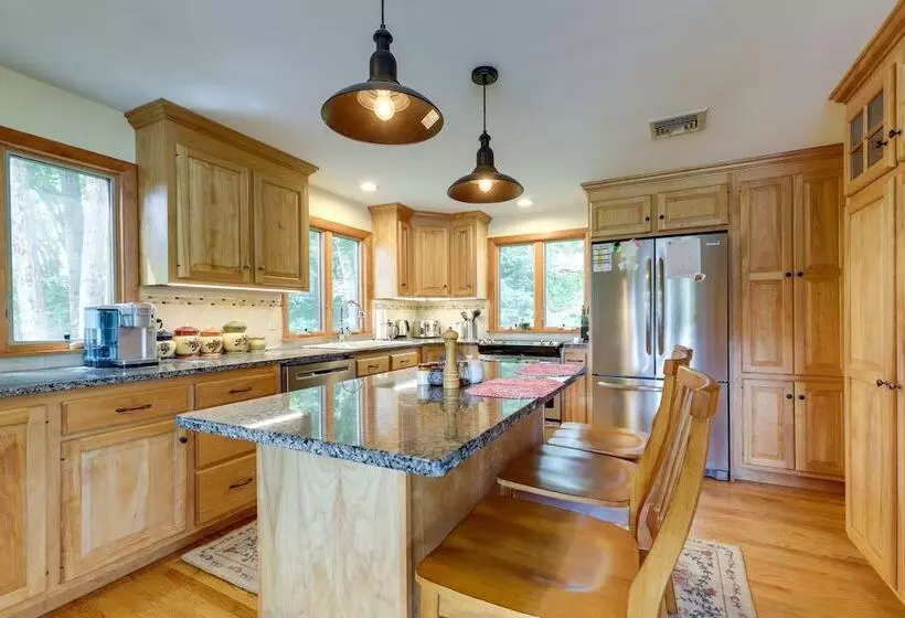 Lakefront Connecticut Retreat Near Uconn