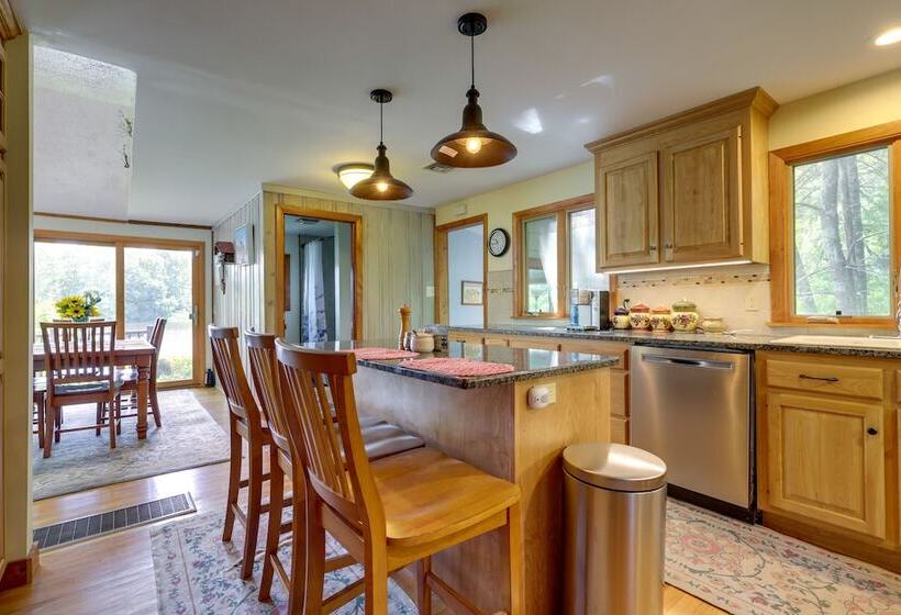 Lakefront Connecticut Retreat Near Uconn