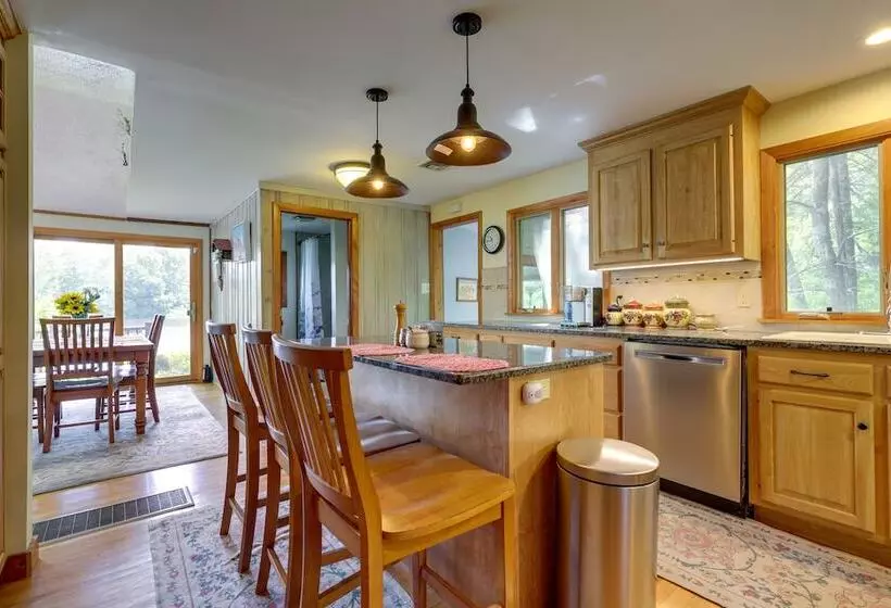 Lakefront Connecticut Retreat Near Uconn